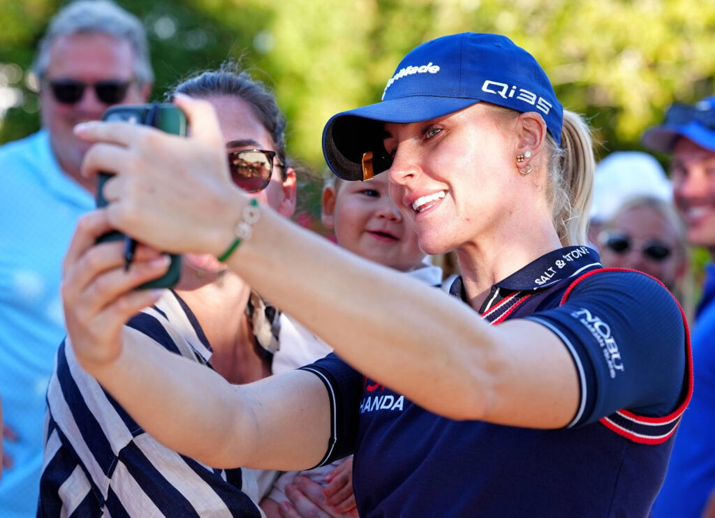 BELLEAIR, FL - NOVEMBER 15: LPGA, Golf Damen golfer Charley Hull takes a selfie with a fan during the third round of The Annika driven by Gainbridge at Pelican on November 15, 2025, at the Pelican Golf Club in Belleair, Florida. Photo by Brian Spurlock/Icon Sportswire. GOLF: NOV 15 LPGA The ANNIKA EDITORIAL USE ONLY Icon251115120