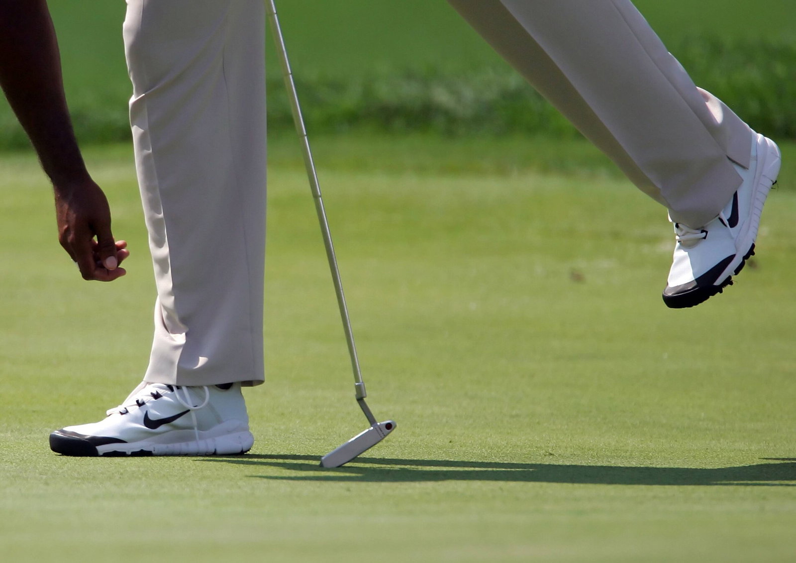 Woman wins Wife of the Year after unknowingly snagging holy grail golf putter for $20
